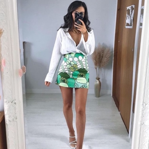 Beautiful Zara green 70s print high waisted mini skirt - Picture 5 of 10